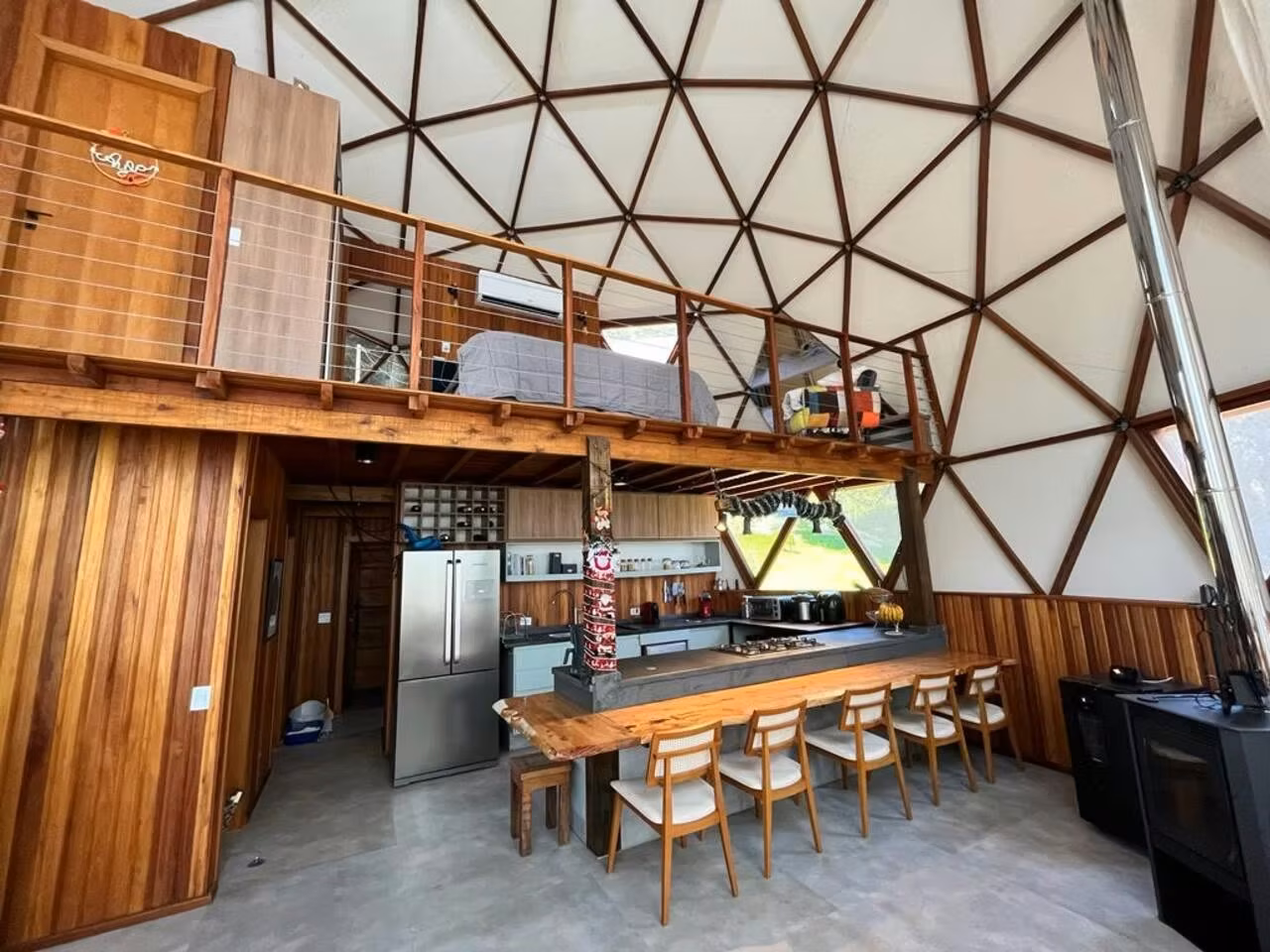 Cozinha e sala de jantar do Domo Ahimsa
